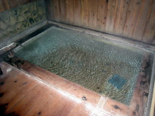 町営浴場「大滝乃湯」も源泉は煮川です
