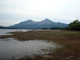 桧原湖は標高822ｍだそうです　左：櫛ヶ峰（1636m）　右：磐梯山（1819m）